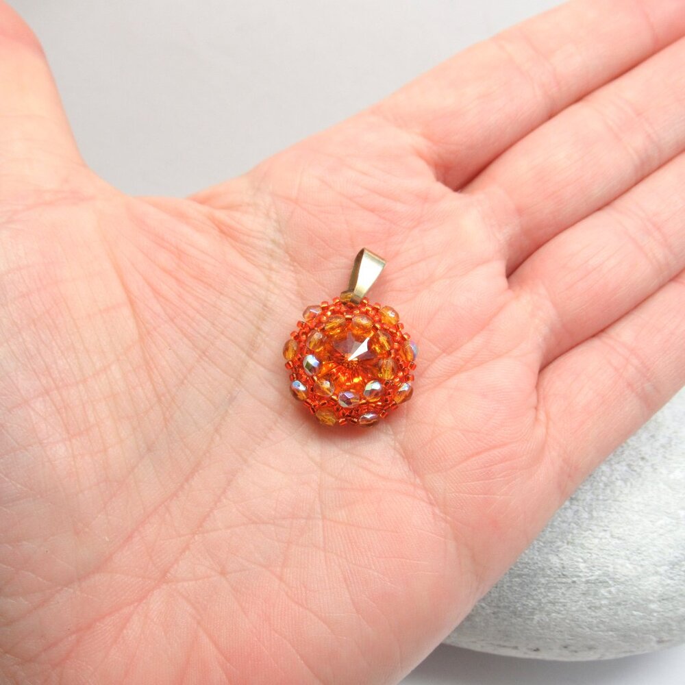 Hand Woven Rivoli pendant - Picture 11 of 12